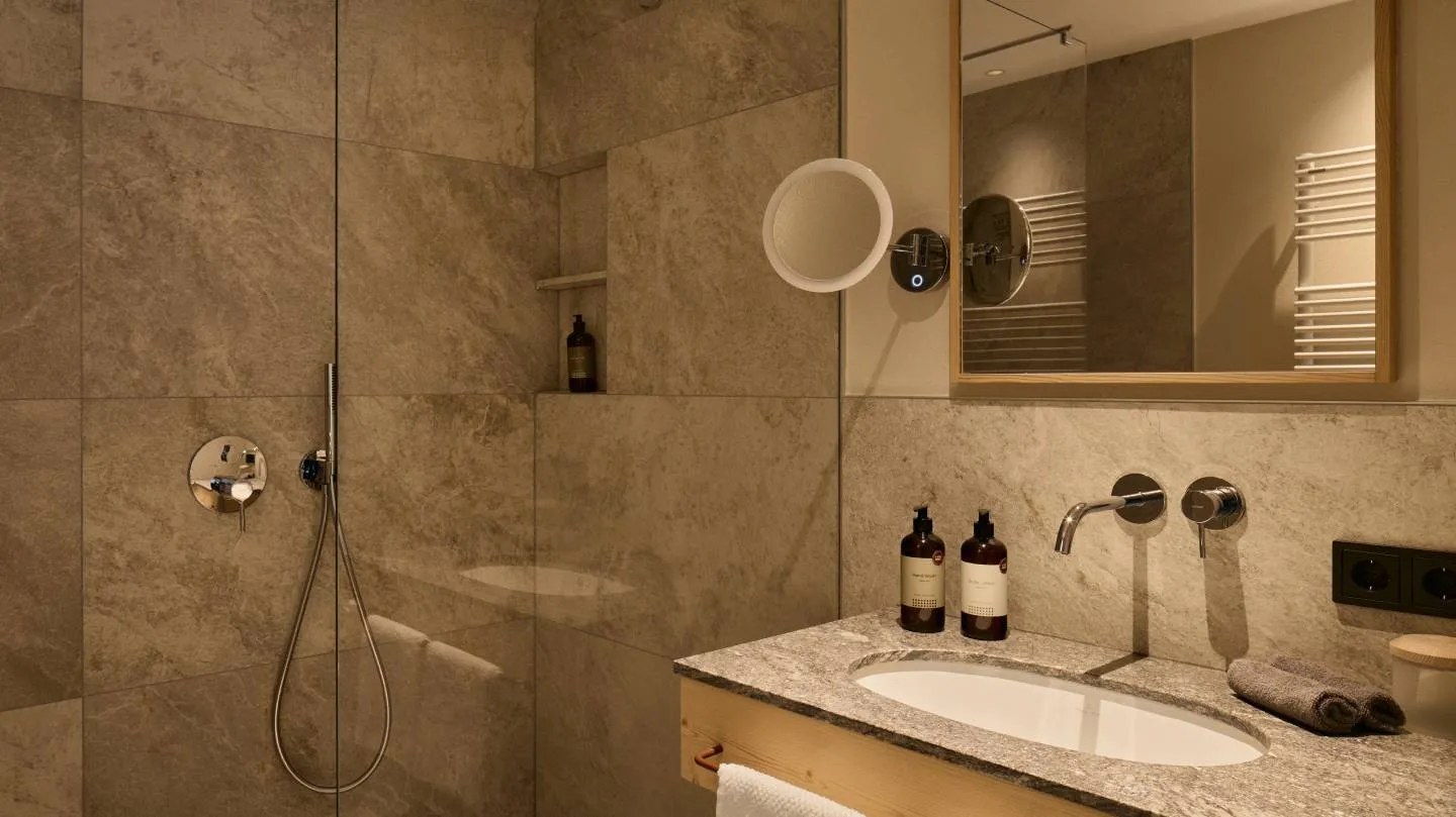 RIVER SUITE 4